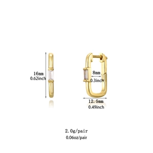 Maße der goldenen U-Ohrringe mit Edelstein: 16mm Höhe und 2g Gewicht in der Detailansicht