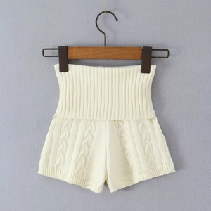 Détail du short en maille crème avec motifs de torsades et taille haute en tricot côtelé