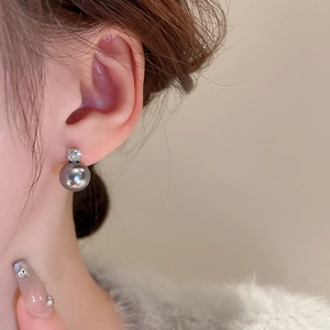 Detailed view of grey pearl earring with sparkling zircon on model for a soft look
