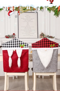 Details der Weihnachts-Stuhlhussen mit roten und grauen Gnomen und karierten Stofftexturen