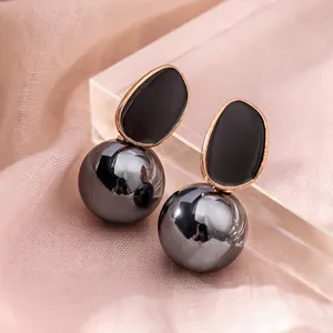 Boucles d'oreilles minimalistes avec clou ovale noir et grand pendentif sphérique