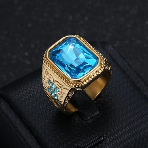 Bague hip-hop dorée pour hommes avec pierre bleu glace et détails gravés vintage