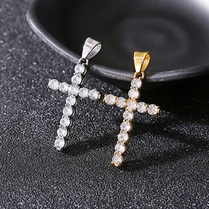 Dettaglio macro di ciondoli a croce in oro e argento con scintillanti zirconi cubici
