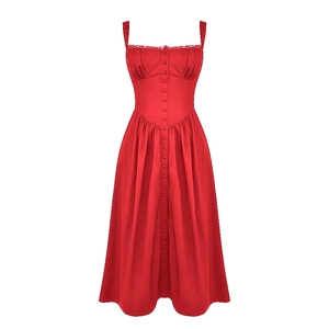 Détail de robe midi rouge avec fermeture boutonnée et taille cintrée sur fond blanc