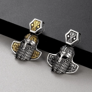 Gros plan de pendentifs guerriers vikings avec nœuds celtiques et détails en relief nordique