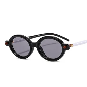 Retro-Oval-Sonnenbrille mit dickem schwarzem Rahmen und dreifarbigen Bügeln auf weiß