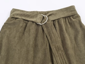 Detail der armeegrünen Hose mit Wildledereffekt und Gürtel mit Metall-D-Ring am Bund