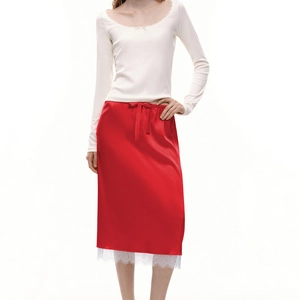 Jupe midi en satin rouge élégante avec ourlet en dentelle blanche et taille à cordon