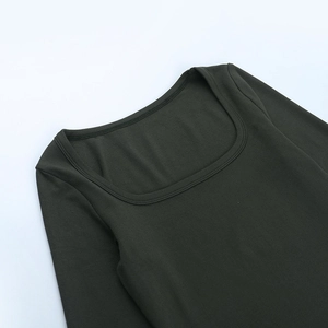 Gros plan du haut en tricot vert olive montrant le col carré et la texture du tissu
