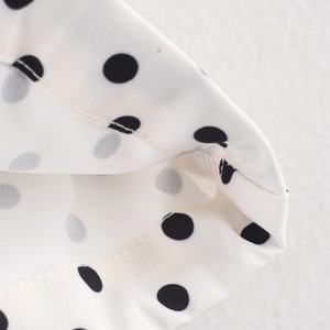 Giacca retrò francese alla moda con motivo a pois neri su tessuto bianco e coulisse