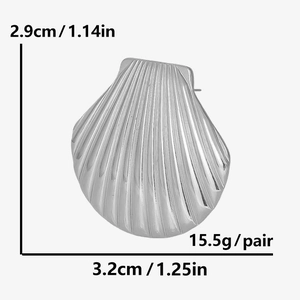 Detail view of shell-shaped earrings with size dimensions 2.9x3.2cm and weight 15.5g