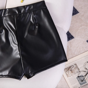 Flachbild von schwarzen PU-Leder-Shorts mit hoher Taille und dezenter Textur mit Glanz