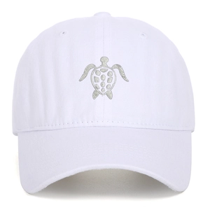 Detailopname van een witte katoenen baseballpet met groene zeeschildpad borduring