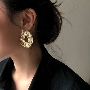 Chic hammered metal hollow oval earrings with gold finish for a retro statement look