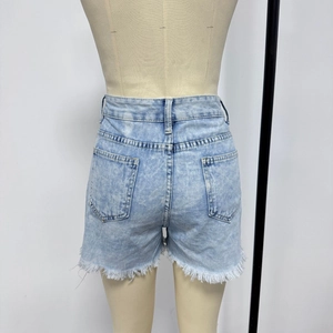Vue arrière du short en jean taille haute bleu clair avec poches et ourlet effiloché