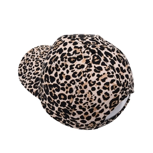 Détails du motif léopard sur la casquette de baseball au design classique à six panneaux