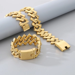 Gros plan sur l'ensemble collier et bracelet à mailles cubaines dorées avec fermoir