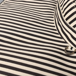 Détail de la texture rayée noir et blanc du chapeau avec boucle métallique en D