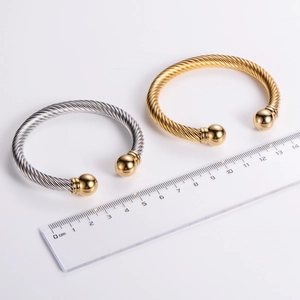 Herren Punk Kabelarmreif in Gold und Silber Finish mit Größenmaßstab Referenzbild