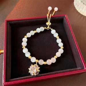 Vintage Opal-Armband mit Goldakzenten und quadratischem Zirkonia-Anhänger in Schmuckbox