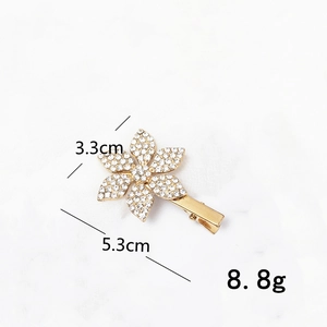 Detail showing dimensions of crystal flower hair clip measuring 5.3cm with 8.8g weight