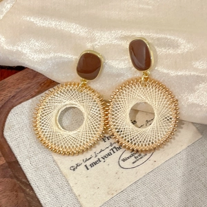 Boucles d'oreilles bohèmes vintage avec motif tissé beige et design clou marron