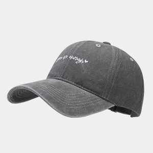 Gros plan de la broderie cœur et texte sur la casquette en coton délavé