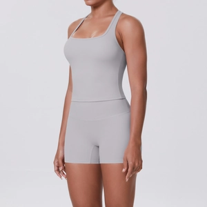 Détail d'un ensemble de sport gris clair avec short taille haute et brassière