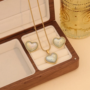 Parure collier et boucles d'oreilles cœur doré avec inserts irisés sur boîte