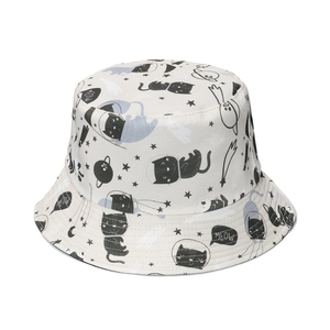Dettaglio cappello alla pescatora in tela con stampe gatti spaziali e grafica meow