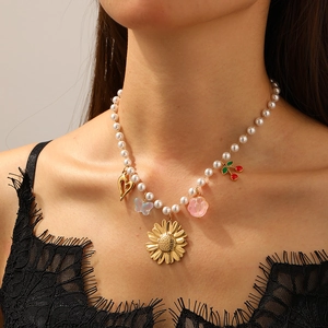 Minimalist gold-plated daisy sunflower heart and pearl charm necklace for women