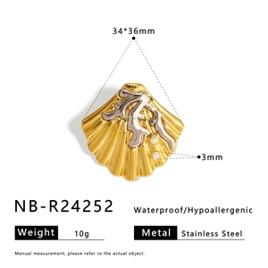 Detail view of shell-shaped stainless steel ring with dimensions 34x36mm and weight 10g
