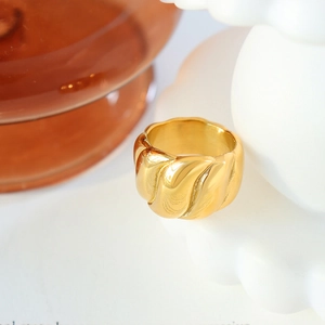 Polierter 18k Goldring im Croissant-Stil mit gedrehtem geometrischem breitem Band