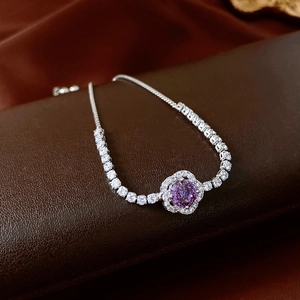 Vue macro d'un bracelet argenté avec pierre florale violette et pavé de diamants brillants