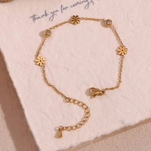 Detail of gold 18K flower bracelet with white zircon and adjustable lobster clasp