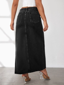 Vista posteriore di gonna lunga in denim nero a vita alta con tasche e dettagli lavati
