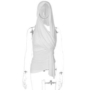 Détail du haut bandeau blanc à capuche avec des plis croisés chic et un design de banderole