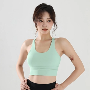 Détail d'un soutien-gorge de sport vert menthe avec dos nageur pour le yoga et la course à pied