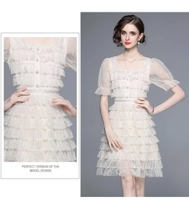 Détail du col carré et des manches bouffantes sur la robe en dentelle abricot