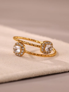 Détail macro de la bague spirale en acier plaqué or 18k avec zircons carrés brillants