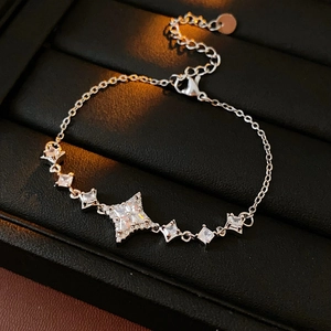 Détail du collier étoile en argent avec zircons carrés sur un étui en cuir noir