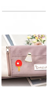 Detail von Emaille-Sport-Pins mit Tischtennis- und Badminton-Motiv auf einer Tasche