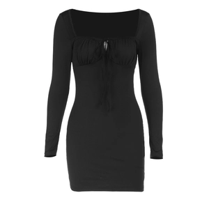 Mini-robe noire moulante à manches longues avec col carré et cordon de serrage à l'avant