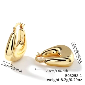 Detailed view of gold-plated U-shaped earrings with product dimensions and 8.2g weight