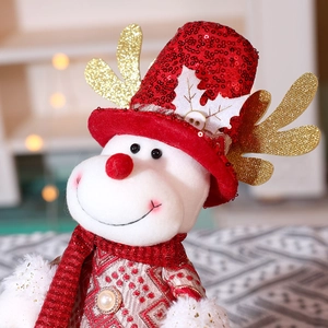 Detail von Plüsch-Weihnachtshirsch mit roten Pailletten, goldenem Geweih und Schal