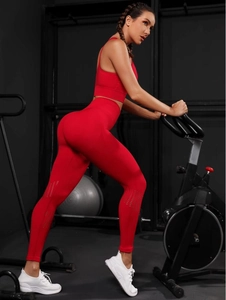 Détails du legging sans couture rouge taille haute avec aérations en mesh et tissu stretch