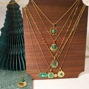 Détails des colliers vintage français en or 18K avec pendentifs en malachite verte