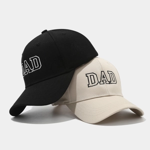 Detalle del bordado DAD en gorras de béisbol de algodón de calidad en negro y beige