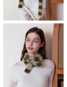 Flanell-Strickschal mit grünen Streifen an einem Model für winterliche Mode-Accessoires