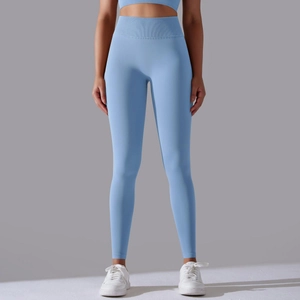 Detail der hellblauen nahtlosen Yoga-Leggings mit hohem Bund und gerippter Taille aus Mattstoff